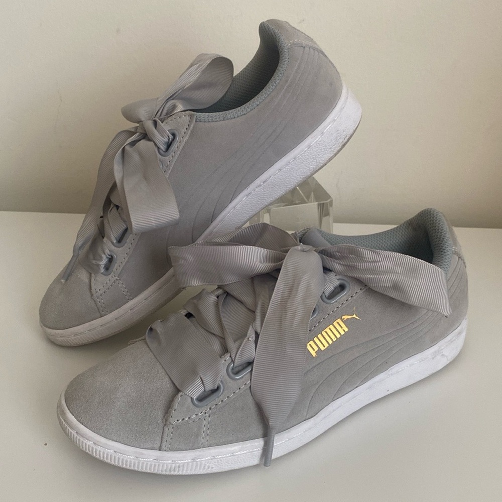 Puma Womens Light Gray Suede Sneakers with Satin Ribbon Laces Size 7 Casual Chic